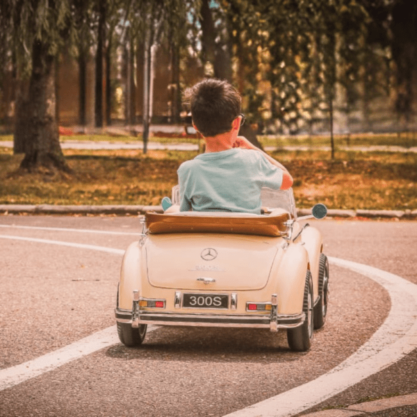 Vana Mercedes 300S elektriline sõiduauto