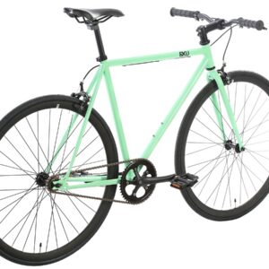 Mint rohelise raamiga 6KU Fixie üksik kiirus jalgratas, mustade rataste ja musta sadulaga.