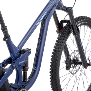 Sinine Kona Process 153 29 jalgratta raam, millel on esihark ja mustad rehvid.