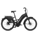 Must elektriline jalgratas Giant Delivery Eplus 2021, millel on madal raam ja lai sadul.