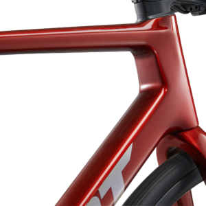 Punane Giant TCR Advanced 1 KOM 2025 jalgratta raam, detailne lähenemine raami konstruktsioonile.