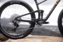 Maastikuratas Liv PiqueAdv291 2024 Raw Carbon, musta raamiga ja Maxxis rehvidega.